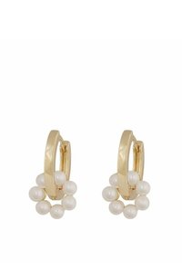 Goldene Creolen mit sechs weißen Perlen, die in einer kreisförmigen Anordnung am Boden platziert sind. Glatte, glänzende Metalloberfläche.