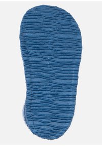 Modrá gumová podrážka boty s texturovaným, vlnitým vzorem. Okraje jsou mírně zaoblené. Povrch vykazuje určité nepravidelnosti a chloupky.