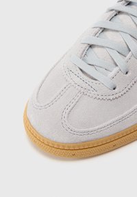 adidas Originals HANDBALL SPEZIAL UNISEX - Sapatilhas - grey two   cloud white   gum