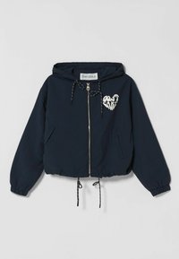 Marinblå kort jacka med huva, justerbar dragsko, fram zip-stängning och vit grafik på vänster bröst. Elastiska mudd och nederkant.