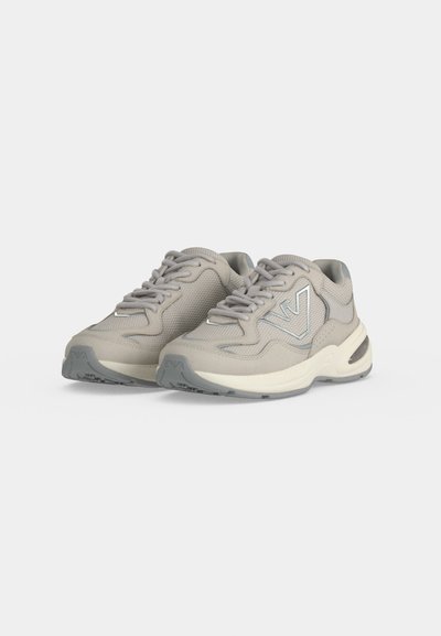 Paire de baskets grises avec des détails en mesh et cuir, semelles blanches épaisses et fermeture à lacets sur fond uni.