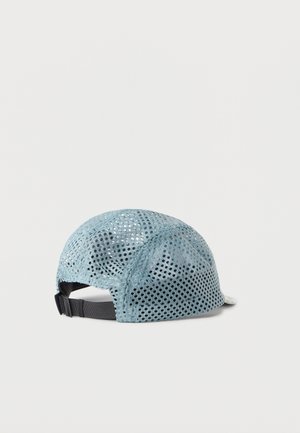 Lys blå nettingstoff caps med svart justerbar stropp bak, vist på hvit bakgrunn, sidevisning.