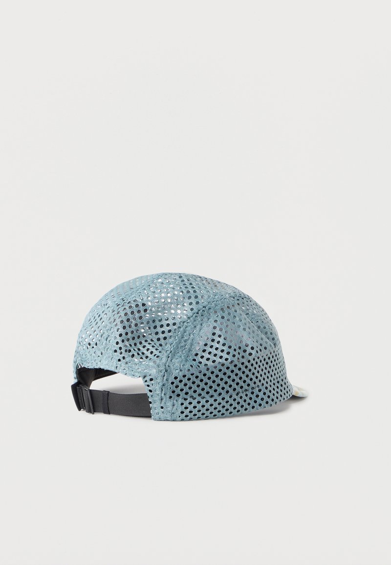 Καπέλο από γαλάζιο διχτυωτό ύφασμα με μαύρο ρυθμιζόμενο λουράκι στο πίσω μέρος, απεικονίζεται σε λευκό φόντο, πλάγια όψη.