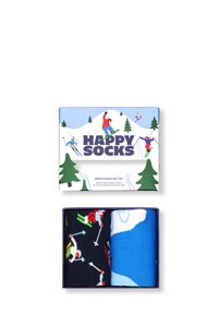 Set de regalo de dos pares de calcetines tipo crew. Un par presenta diseños de esquí sobre un fondo negro; el otro es de color azul con patrones de nubes.