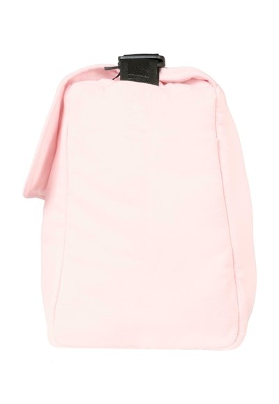 Lyserød stofrygsæk med blød tekstur, rektangulær form og en topstrop sikret med sort hardware. Ingen synlige ydre lommer.