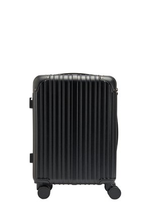 Czarna walizka z twardą skorupą, pionowymi rowkami, wzmocnionymi narożnikami i czterema obrotowymi kółkami dla łatwej mobilności.
