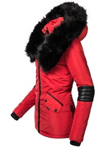Rød pufferjakke med hætte af sort kunstpels, quiltet overflade, lynlås foran og sidelommer med sorte detaljer på ærmerne.