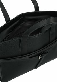 Bolso tote de cuero negro con textura de grano, que presenta dos asas resistentes, un bolsillo con cremallera y un compartimento principal abierto.