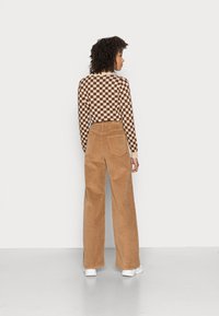 ONLY HOPE GLOBAL HW EBBA POCKETS - Pantalon classique - toasted coconut