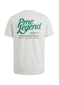 Camiseta de algodón blanca con texto verde que dice "Prime Legend" y un texto descriptivo sobre el avión Catalina en la parte posterior. Corte informal.