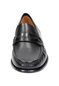 Zwarte leren instappers met een gladde afwerking, slip-on ontwerp, gestikte details aan de voorkant en een ronde neus.