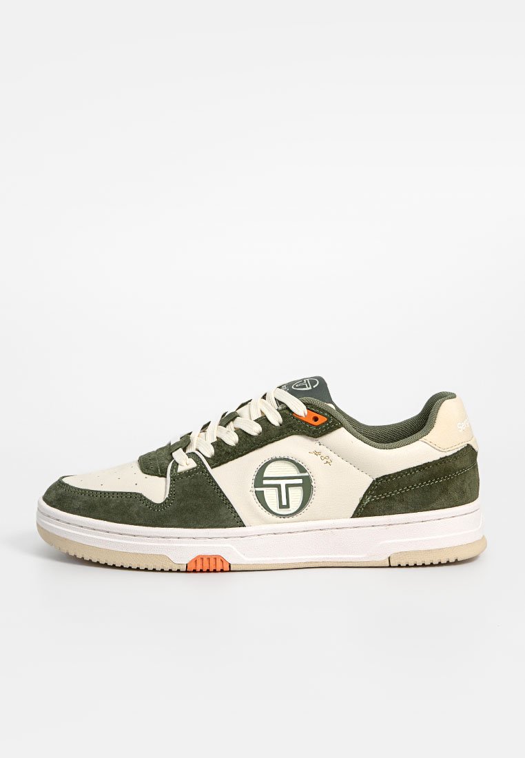 Sneaker verde e crema realizzato in materiali scamosciati e in pelle. Presenta un logo di lato, accenti arancioni e una suola in gomma testurizzata.