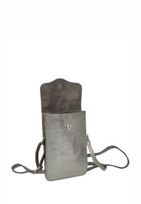 Sac en cuir argenté métallique avec fermeture à rabat et sangle réglable. Présente une texture lisse et un bouton-pression pour une fermeture sécurisée.