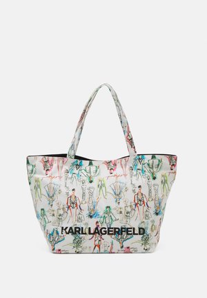 Tote bag met kleurrijke modeschetsen en de tekst "KARL LAGERFELD" gedrukt op een witte achtergrond, voorzien van twee schouderbanden.