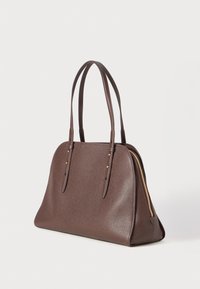 Bruine leren handtas met een gestructureerde afwerking, twee verlengde handvatten, en een goudkleurige ritsdetails aan de zijkant.