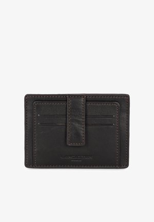 Zwarte leren kaarthouder met vier sloten en een centrale elastische band, met contrasterende bruine stiksels en het ingedrukte logo "Lancaster".