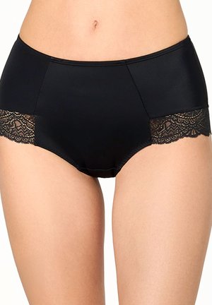 Schwarze Damenunterwäsche mit hohem Bund und Spitzenbesatz an den Hüften, getragen von einer Frau, die den unteren Bauch und die oberen Oberschenkel zeigt.