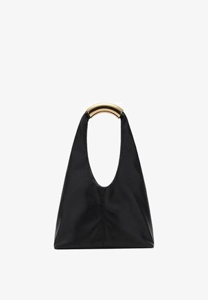 Sac à main en cuir noir avec une forme en croissant distinctive et une poignée semicirculaire en ton doré. Texture lisse et design minimaliste.