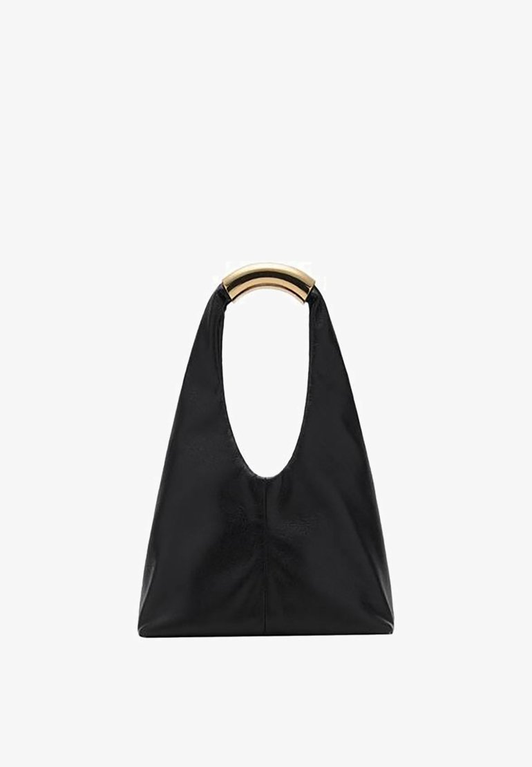 Musta nahkalaukku, jossa on tunnusomainen puolikuun muoto ja kultasävyinen puolipyöreä kahva. Sileä pinta ja minimalistischinen muotoilu.