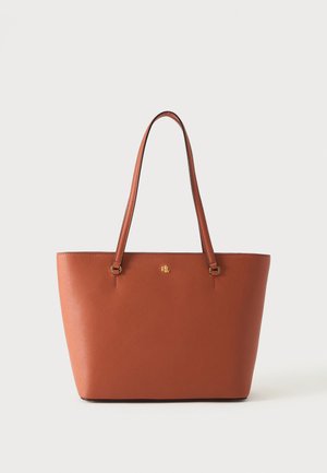 Sac cabas en cuir marron avec deux longues anses et un petit logo doré "RL" centré près du haut.