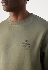 Tommy Hilfiger STACK - Melegítőfelső - green