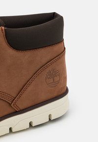 Timberland BRADSTREET CHUKKA - Sapatos casuais com atacadores - medium brown