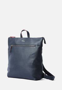 Zaino in pelle blu navy con tasca frontale con cerniera e manico superiore. Presenta una tracolla regolabile e una texture liscia.