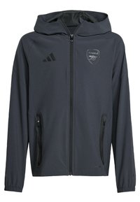 Veste à capuche gris foncé avec une texture lisse, fermeture éclair, deux poches latérales et un logo Adidas sur la poitrine, arborant un emblème d'Arsenal.