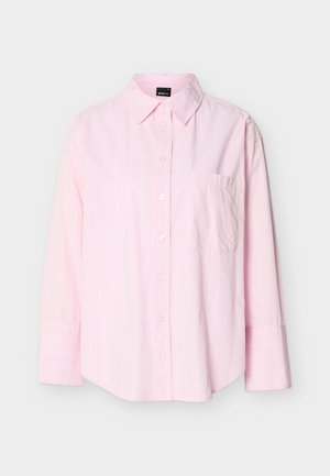 Gaiši rozā, garām piedurknēm krekls ar pogām, apkakli un vienu krūšu kabatu, attēlots pret vienkāršu fonu.