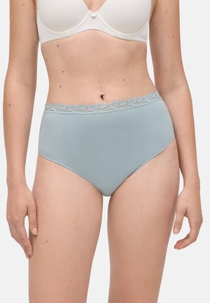 Braguitas de alta cintura en algodón de color azul claro con un borde de encaje en la cintura. Textura suave y diseño sencillo.