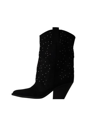 Botte cowboy mi-mollet en daim noir avec embellissements à clous argentés, bout pointu et talon bloc incliné.