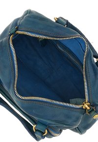 Borsa in pelle blu scuro con chiusura a zip, caratterizzata da un interno strutturato e una cerniera dorata. Include tasche interne e una tracolla.