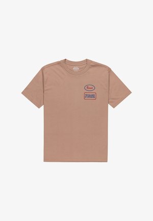 Kurzärmliges, hellbraunes Baumwoll-T-Shirt mit rundem Ausschnitt und zwei gestickten Patches mit Text in Blau und Rot.