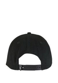 Căciulă de baseball neagră cu visor plat, realizată din țesătură. Închidere reglabilă tip snapback la spate, cu un mic etichetă de brand. Design simplu.