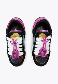 Sneakers neri con accenti colorati, dotati di lacci bianchi, motivi testurizzati, hardware viola e oro, e un design unico.