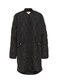 Černý dlouhý prošívaný kabát s žebrovaným límcem, předním zipem a kapsami na patentní knoflíky. Má zakřivený lem a texturovaný povrch.