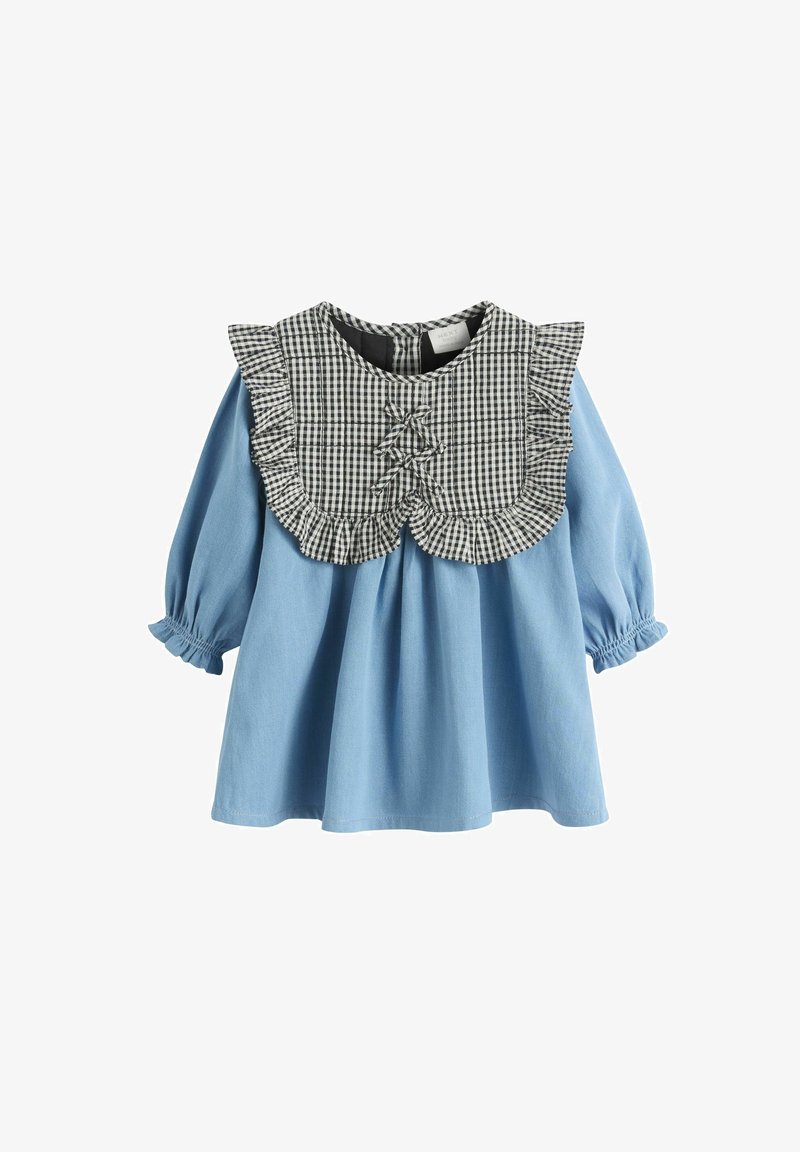 Rochie albastră deschisă cu mâneci lungi și mansete pliate. Prezentând un guler cu model gingham alb-negru, cu margini ondulate și un detaliu de fundă.