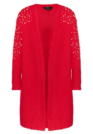Cardigan en tricot rouge à ouverture frontale, manches trois-quarts, orné d'accents en perles sur les épaules. Texture douce et duveteuse.