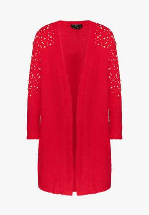 Roter Strickcardigan mit offenem Frontschnitt, Dreiviertelärmeln und verziert mit Perlenakzenten an den Schultern. Weiche, flauschige Textur.