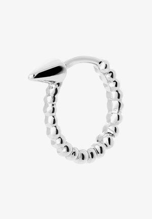 Anillo de plata con un diseño de cuentas y un acento en forma de espiga. Textura suave y pulida. Forma circular con un acabado brillante.