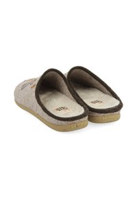 Zapatillas de casa grises con un acento marrón alrededor de la abertura, forro interior suave y una suela de goma texturizada; cuentan con elementos decorativos sutiles.
