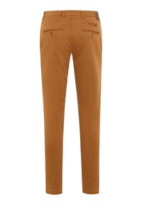Braune Chinos mit einer glatten Textur, im Slim-Fit-Schnitt, mit Gürtelschlaufen und zwei Gesäßtaschen mit Knopfverschlüssen.