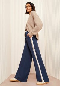 Friends Like These PETITE FIT WIDE LEG TAILORED SIDE STRIPE - Treniņtērpa apakšdaļas - navy