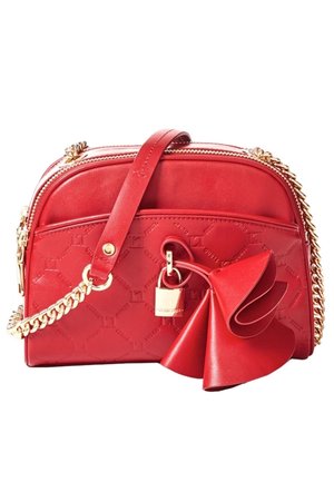 Rød læder crossbody taske med guld kædestrop, præget logo mønster, forreste hængelås og stor dekorativ læder sløjfe detalje.