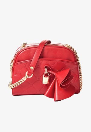 Czerwona skórzana torebka na ramię z złotym łańcuszkiem, tłoczonym wzorem logo, przednią kłódką i dużą ozdobną kokardą ze skóry.