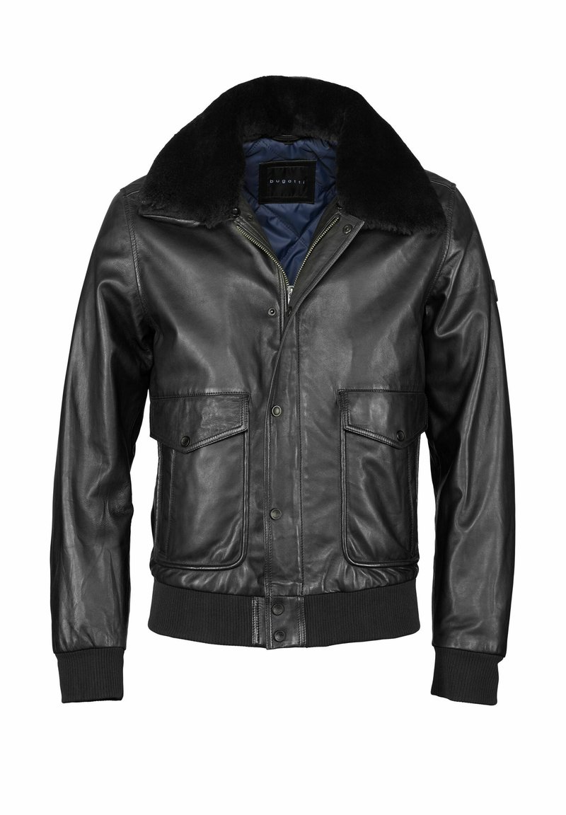 Črna usnjena bomber jakna s krznom; ima zadrgo, dve sprednji žepek s klapnami in rebraste manšete. Gladka tekstura, klasična zasnova.