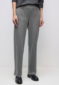 Graue, gestreifte Hose aus weichem Stoff mit geradem Bein, flachem Bund und zwei Seitentaschen.