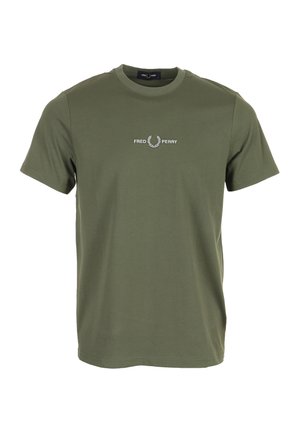 Olijfgroene korte mouwen T-shirt met de tekst “Fred Perry” en lauwerkranslogo in het midden van de borst.