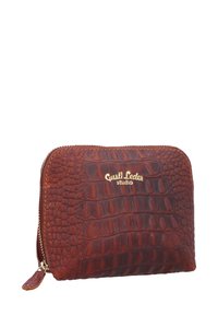 Hnedá peňaženka z kože s krokodílovým vzorom, so zlatým logom, zipsovým uzáverom a textúrovaným povrchom. Kompaktný obdĺžnikový tvar s zaoblenými rohmi.