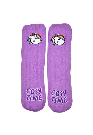 Lila gestrickte Socken mit Einhornköpfen mit regenbogenfarbenen Mähnen nahe des oberen Randes und dem Text "COSY TIME" nahe den Spitzen jeder Socke.